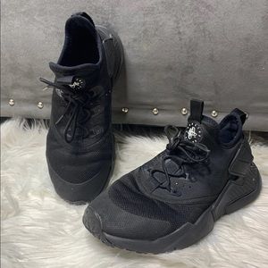 Black Nike huaraches